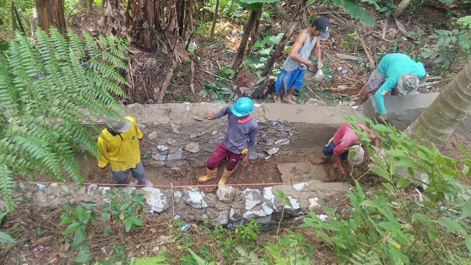 Bangun Drainase Desa Cilalawi Gunakan Dana Desa